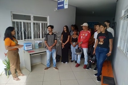 Maria Antônia Balbino, Assistente Social da APAE, fazendo apresentação aos alunos (Crédito: Edenilson Durães)